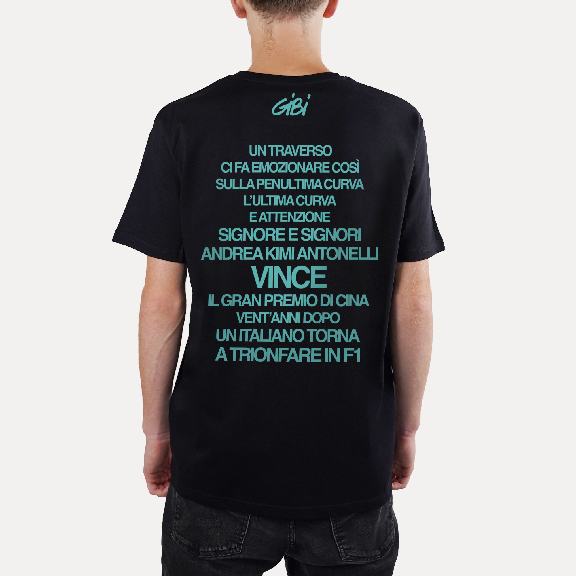 T-shirt nera Gibi Merch King Kimi indossata, morbida e comoda, con stampa frontale del personaggio King Kimi.