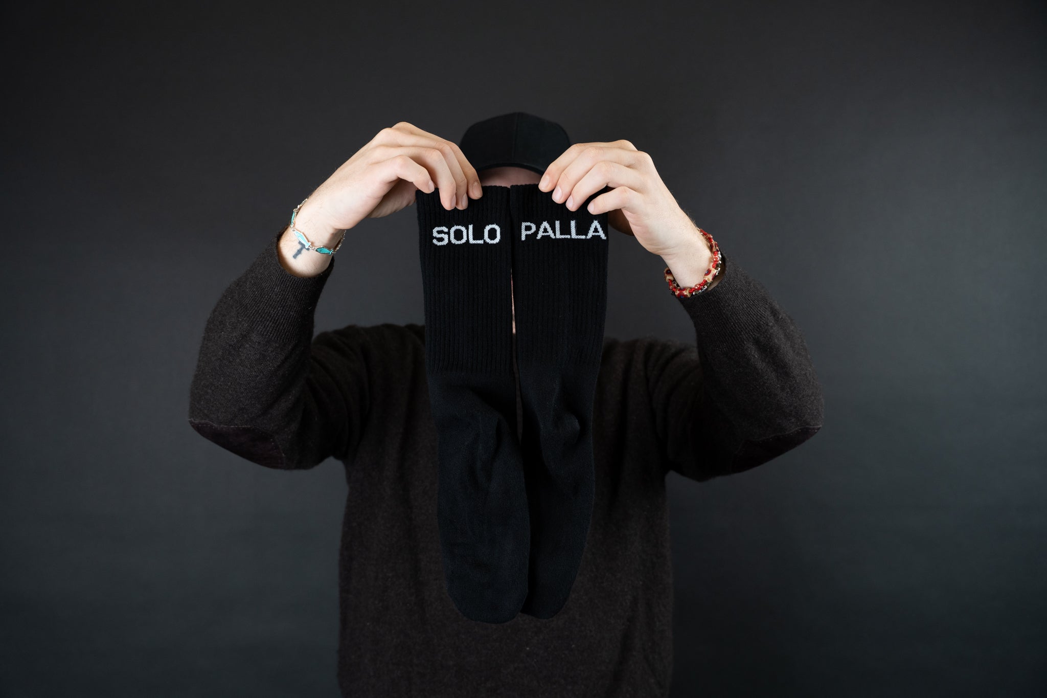 Calze nere Gibi Merch "Solo Palla" con motivo di palline bianche e nere, visibili in dettaglio.
