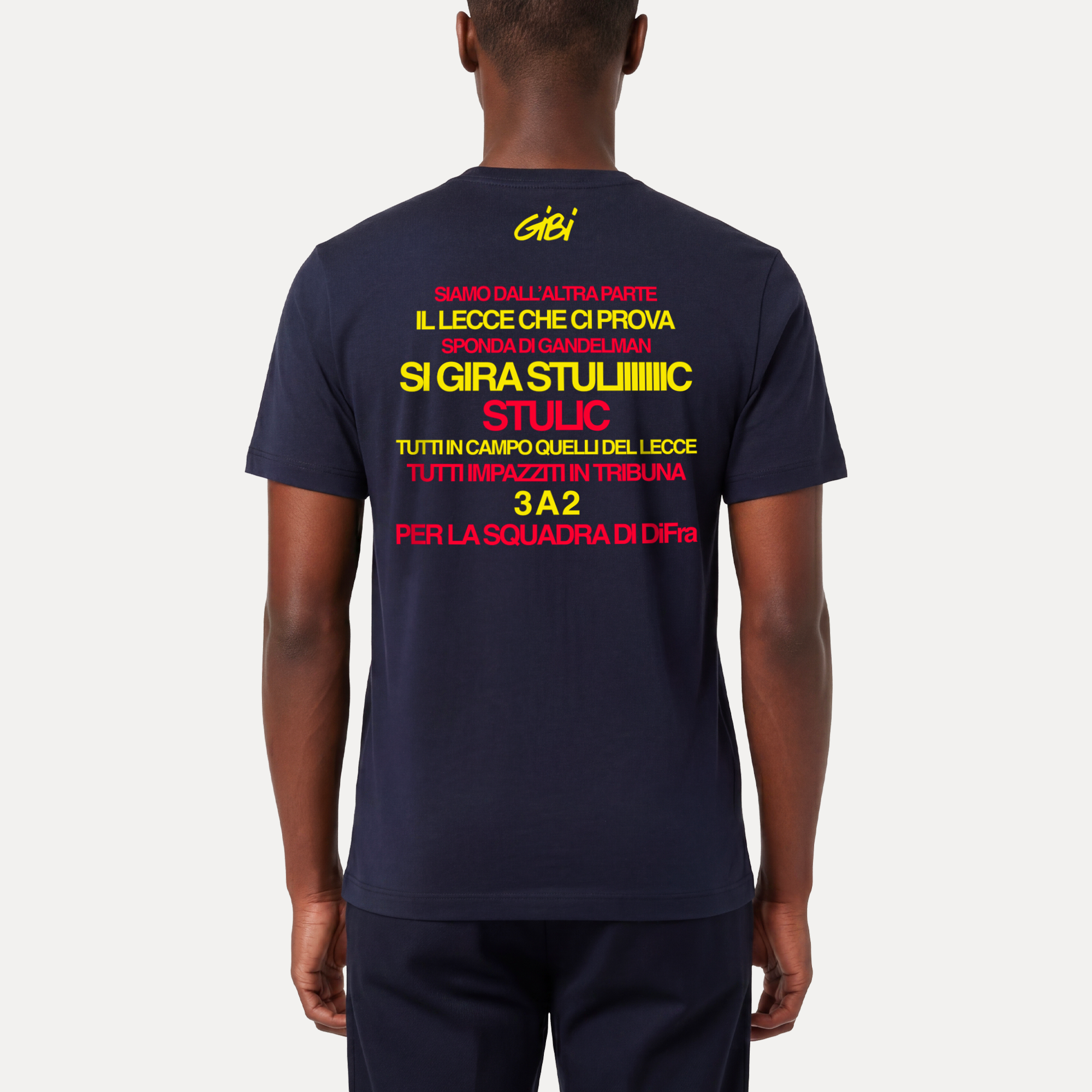 T-shirt Gibi Merch SI GIRA STULIC con stampa retro, morbido tessuto e design originale, indossato da una persona.