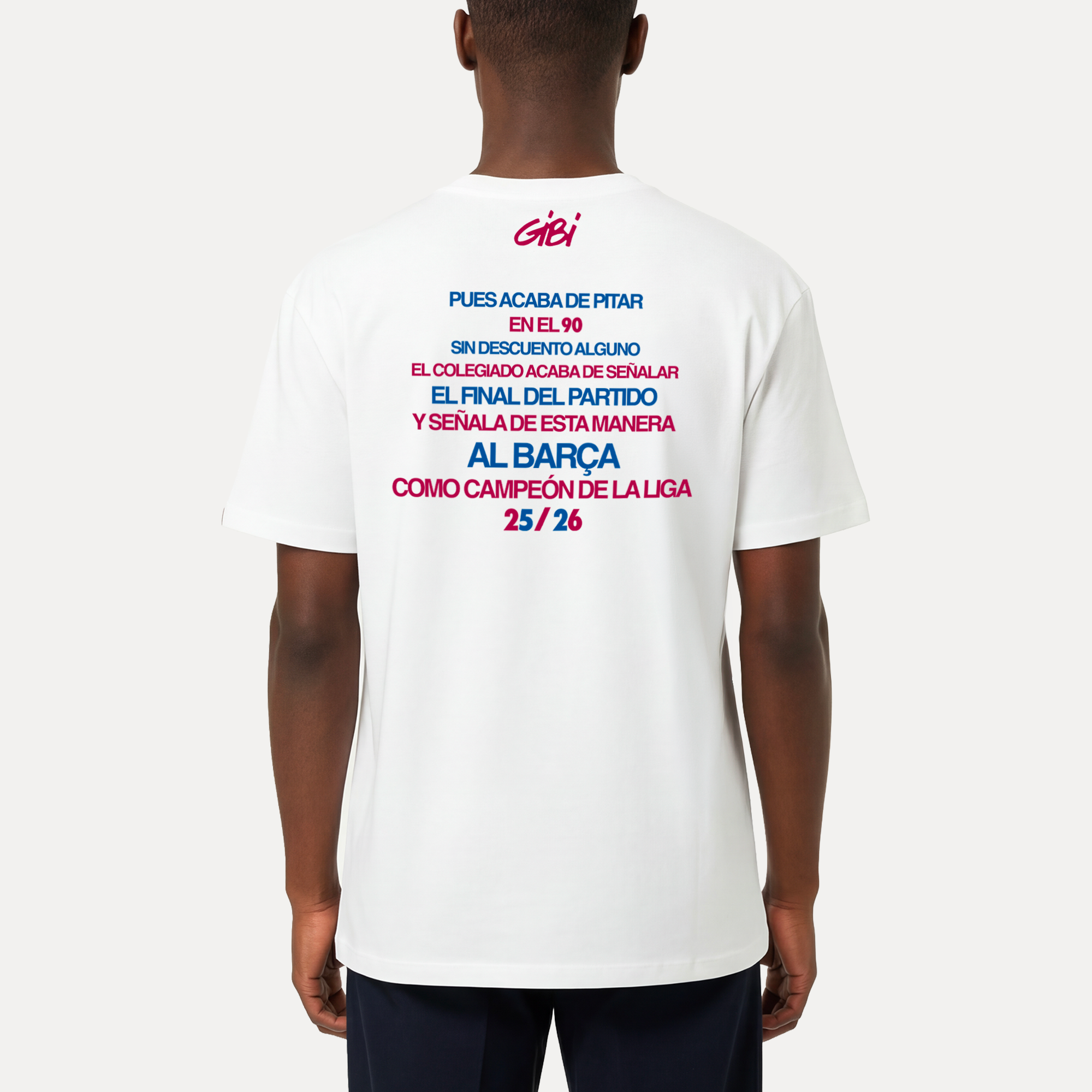 Maglietta Gibi Merch Campioni 25/26 con design retrò, tessuto morbido e logo frontale, ideale per fan di calcio.
