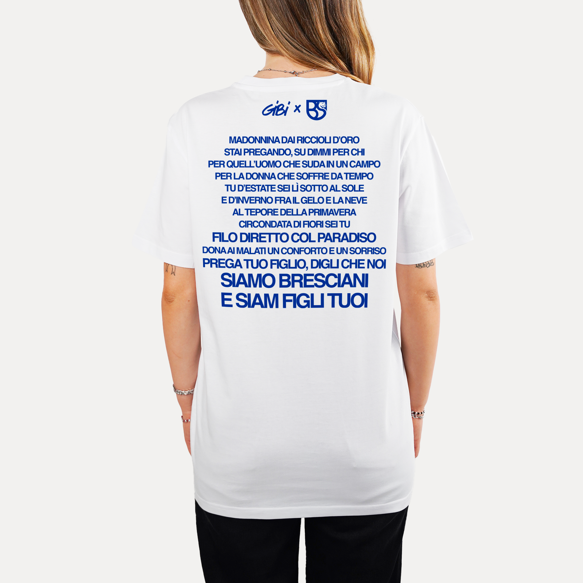 T-shirt Gibi Merch con stampa della Madonnina dai riccioli d'oro, dettaglio di fronte, tessuto bianco e design originale.
