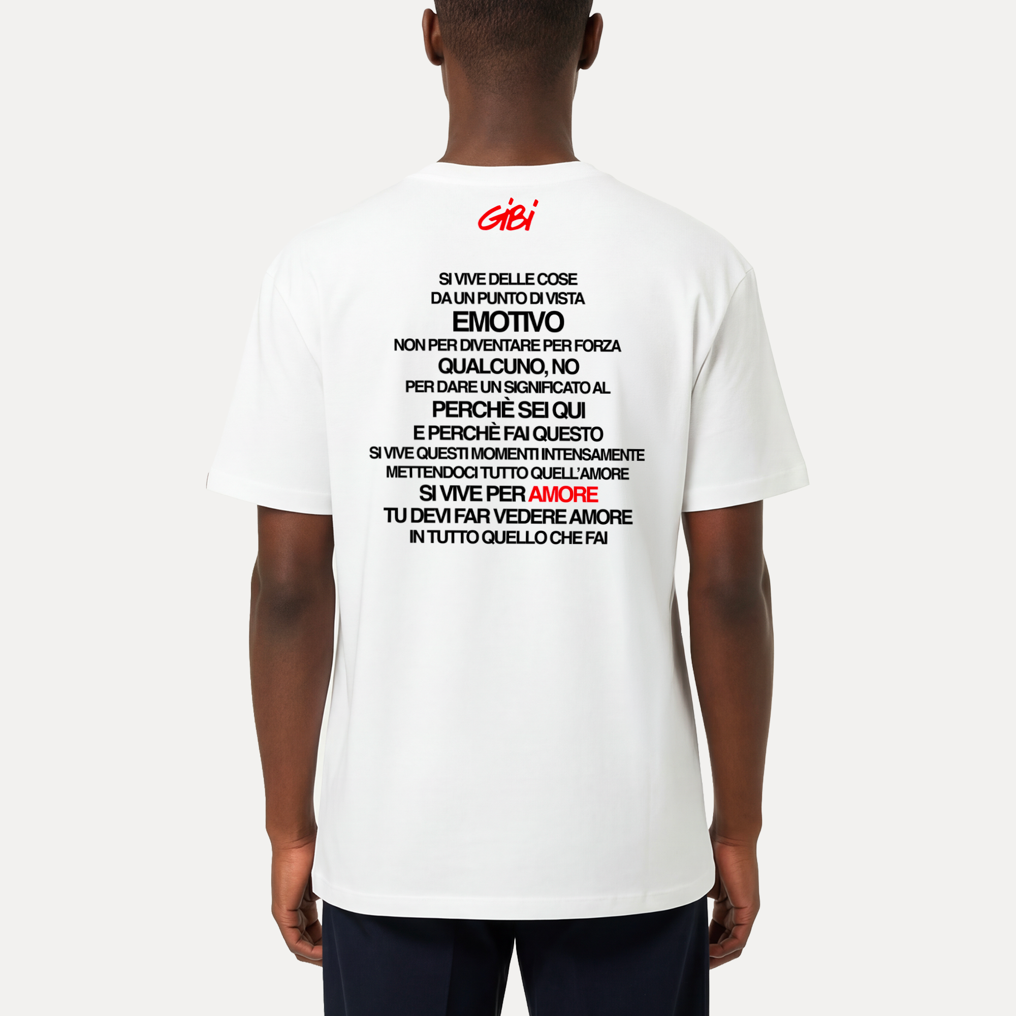 Maglietta Gibi Merch "SI VIVE PER AMORE" con stampa retro, tessuto morbido e design semplice, visibile in primo piano.