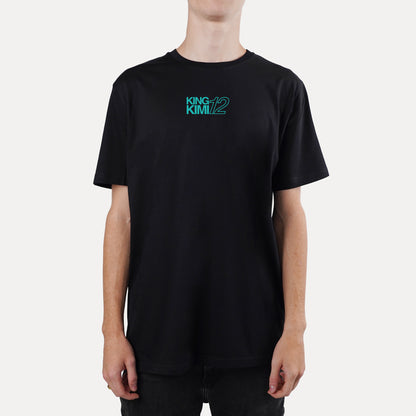 Maglietta nera Gibi Merch KING KIMI indossata, vista frontale, tessuto morbido e design con stampe sul fronte.