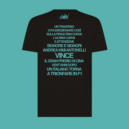 T-shirt nera Gibi Merch KING KIMI con stampa frontale, morbida e comoda, ideale per fan del personaggio.