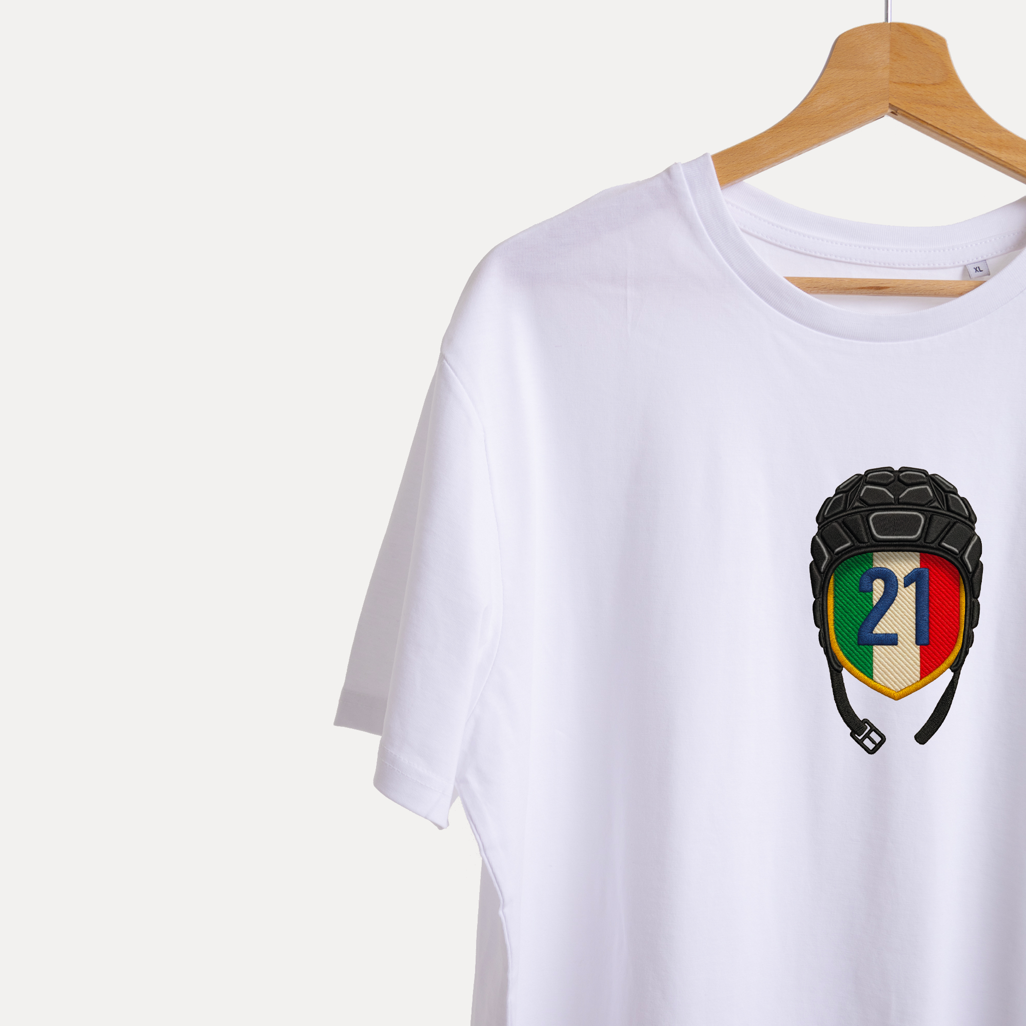 Dettaglio della maglietta Gibi Merch IL N.21 con stampa frontale, tessuto morbido e colore nero.