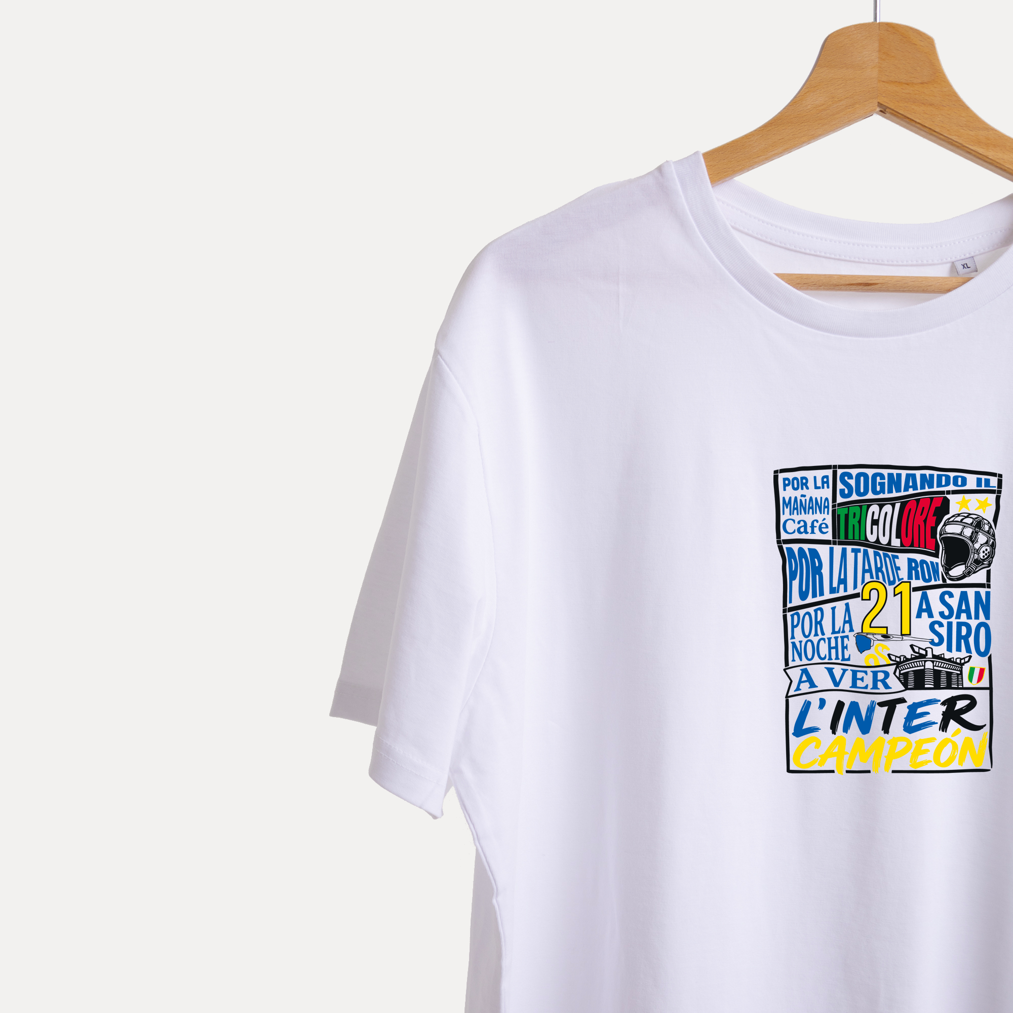 Maglietta INTER CAMPEÓN di Gibi Merch, dettaglio del design con logo e grafica sportiva su tessuto bianco.