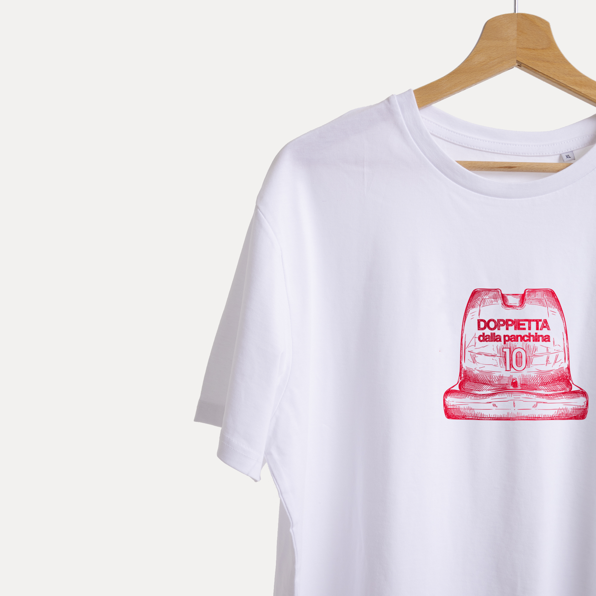 Maglietta Gibi Merch DOPPIETTA DALLA PANCHINA con stampa frontale, tessuto in cotone, vestibilità comoda e stile sportivo.