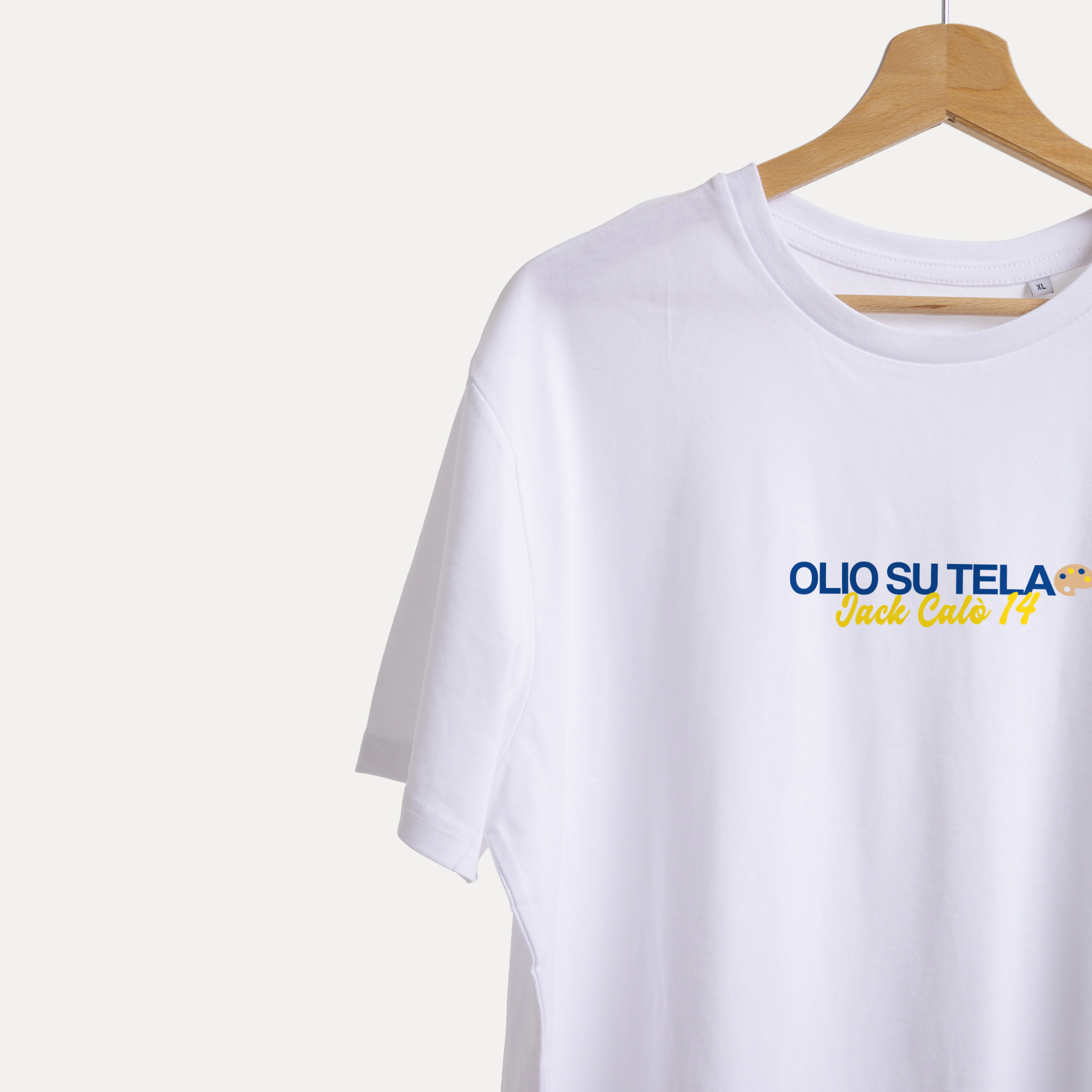 Maglietta Gibi Merch OLIO SU TELA con stampa artistica, visibile su sfondo chiaro, tessuto in cotone di alta qualità.