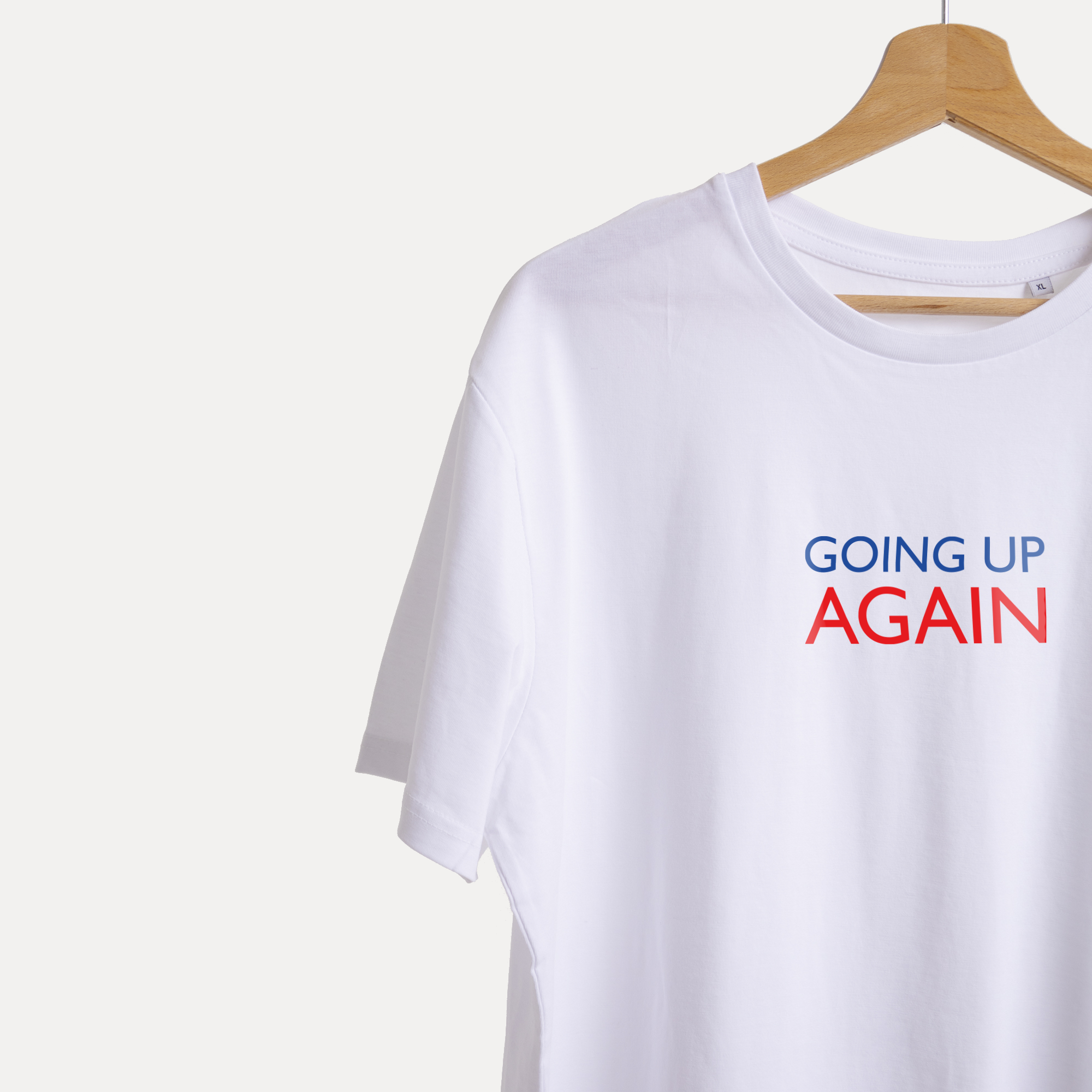 T-shirt Gibi Merch Going Up Again con stampa grafica, tessuto morbido e comodo, indossato da una persona in un ambiente casual