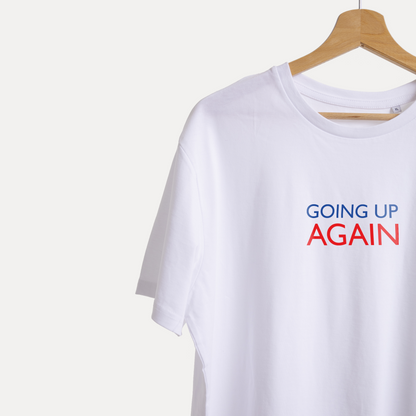 T-shirt Gibi Merch Going Up Again con stampa grafica, tessuto morbido e comodo, indossato da una persona in un ambiente casual