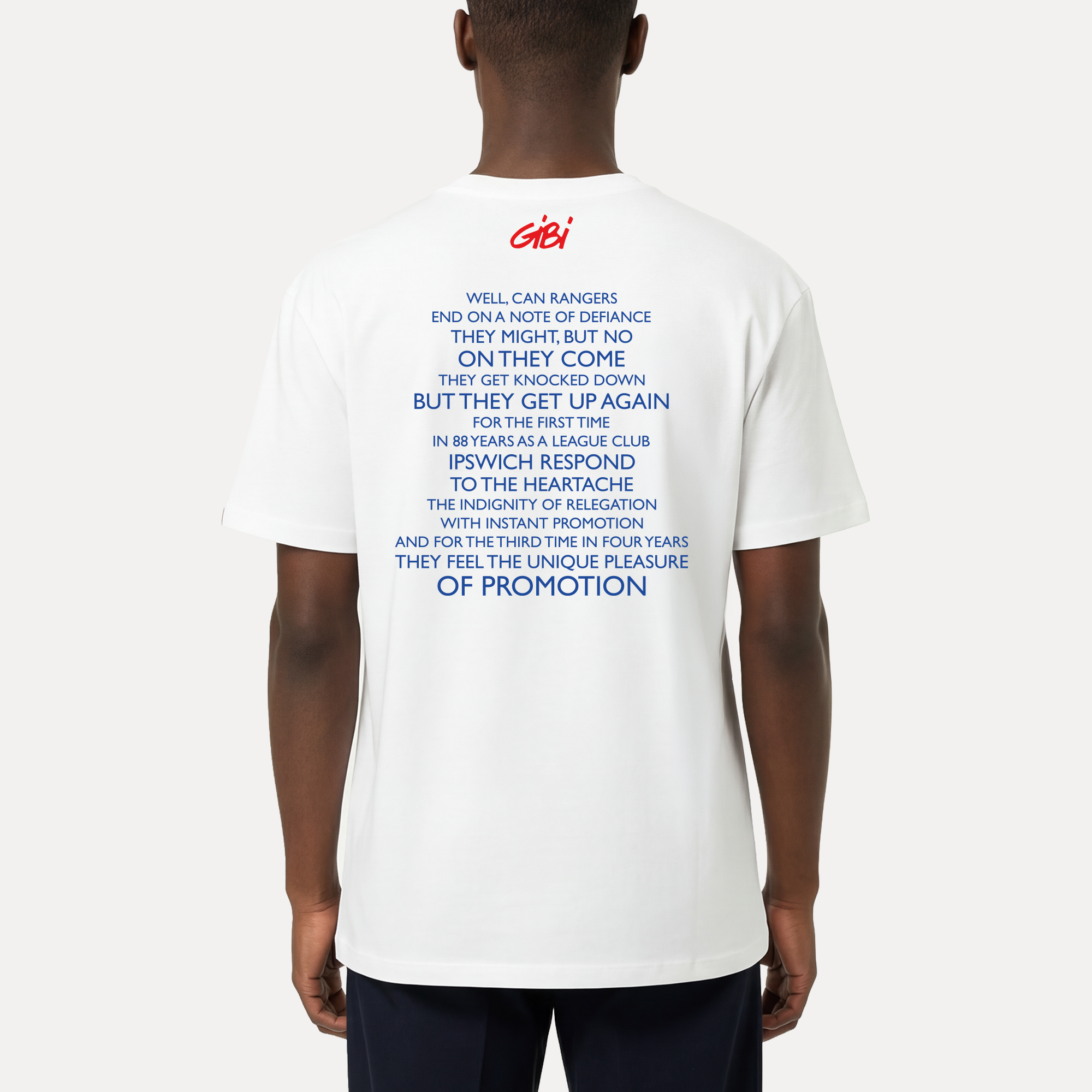 T-shirt Gibi Merch Going Up Again bianca con stampa frontale, vestibilità comoda e stile casual.