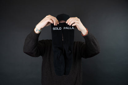 Calze nere Gibi Merch "Solo Palla" con motivo di palline bianche e nere, visibili in dettaglio.