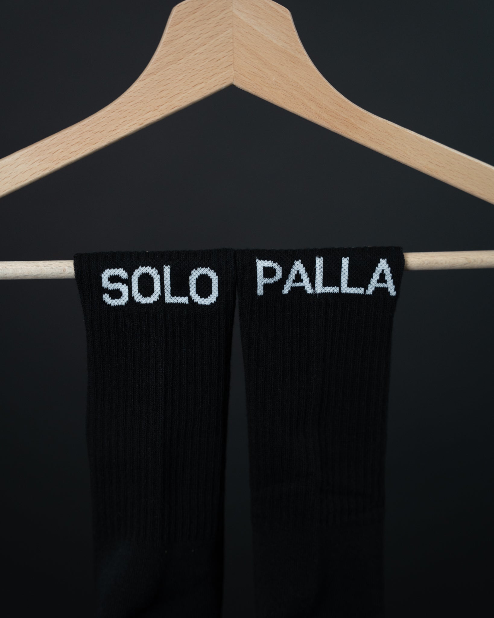 Calze nere Gibi Merch "Solo Palla" con stampa di palline bianche, morbide e comode, ideali per il tempo libero.
