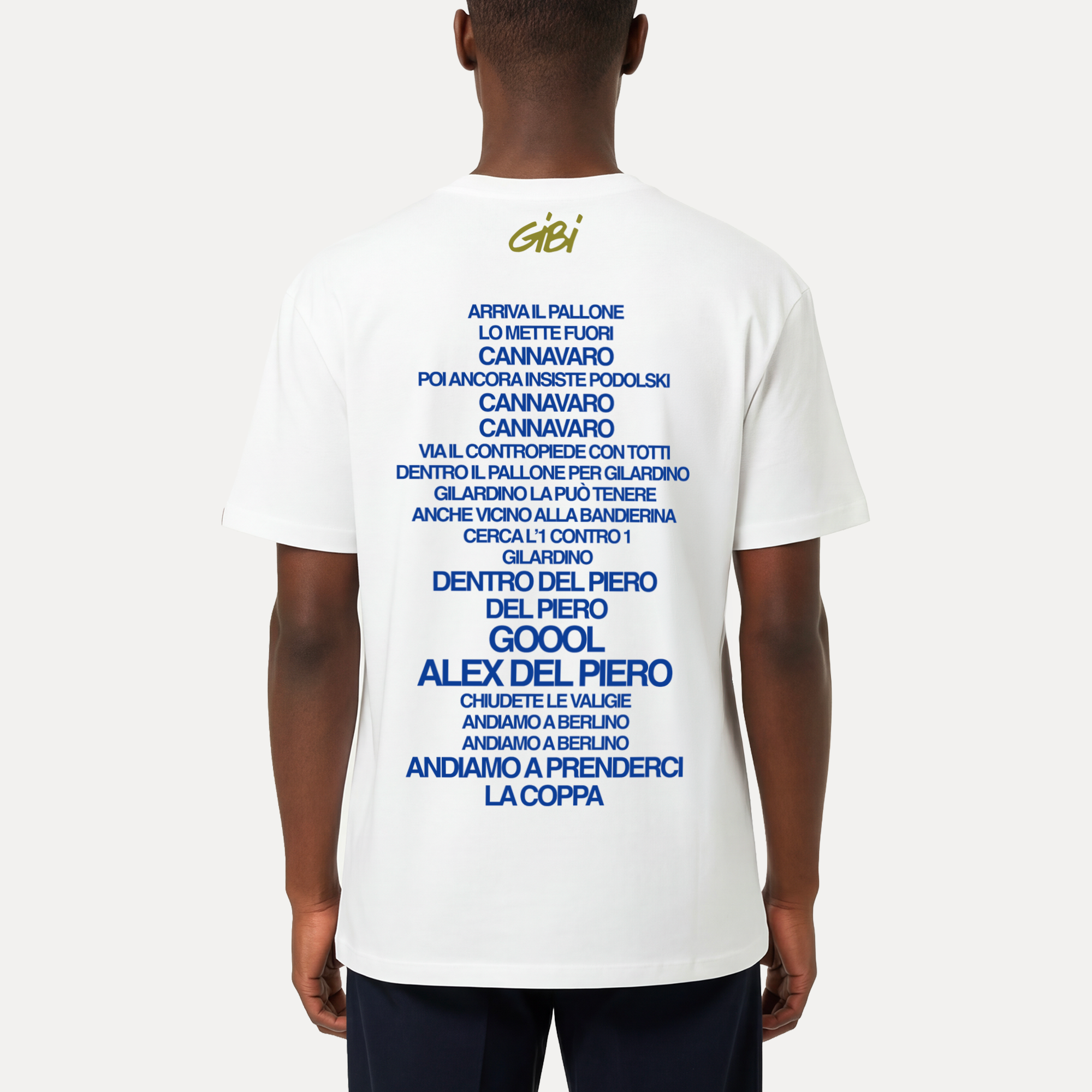 T-shirt Gibi Merch "Chiusete le valigie" con stampa retro, cotone morbido, indossata e vista frontale