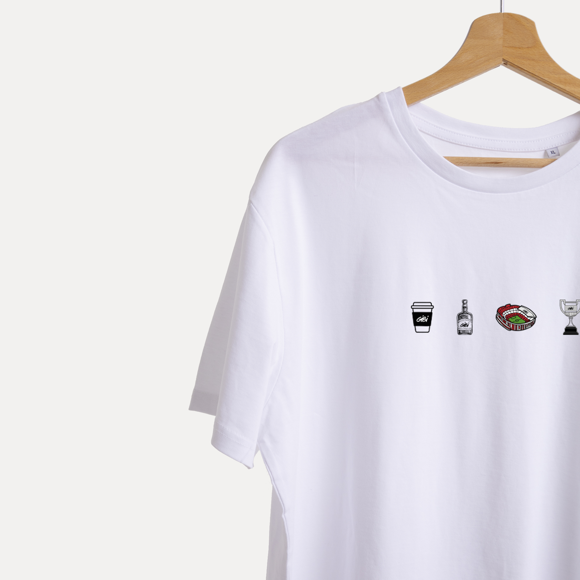 Maglietta Gibi Merch "LLÈVAME A SEVILLA" con stampa colorata, tessuto morbido e comodo, ideale per fan di Siviglia.