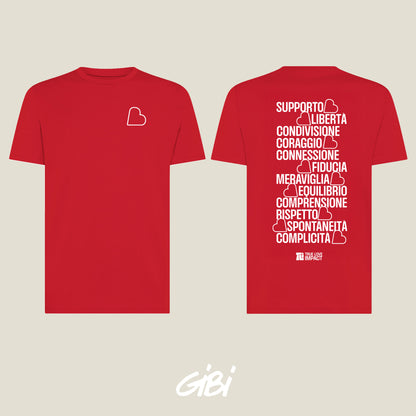 Maglietta rossa Gibi Merch con stampa di parole, tessuto morbido e vestibilità comoda visibile in primo piano.
