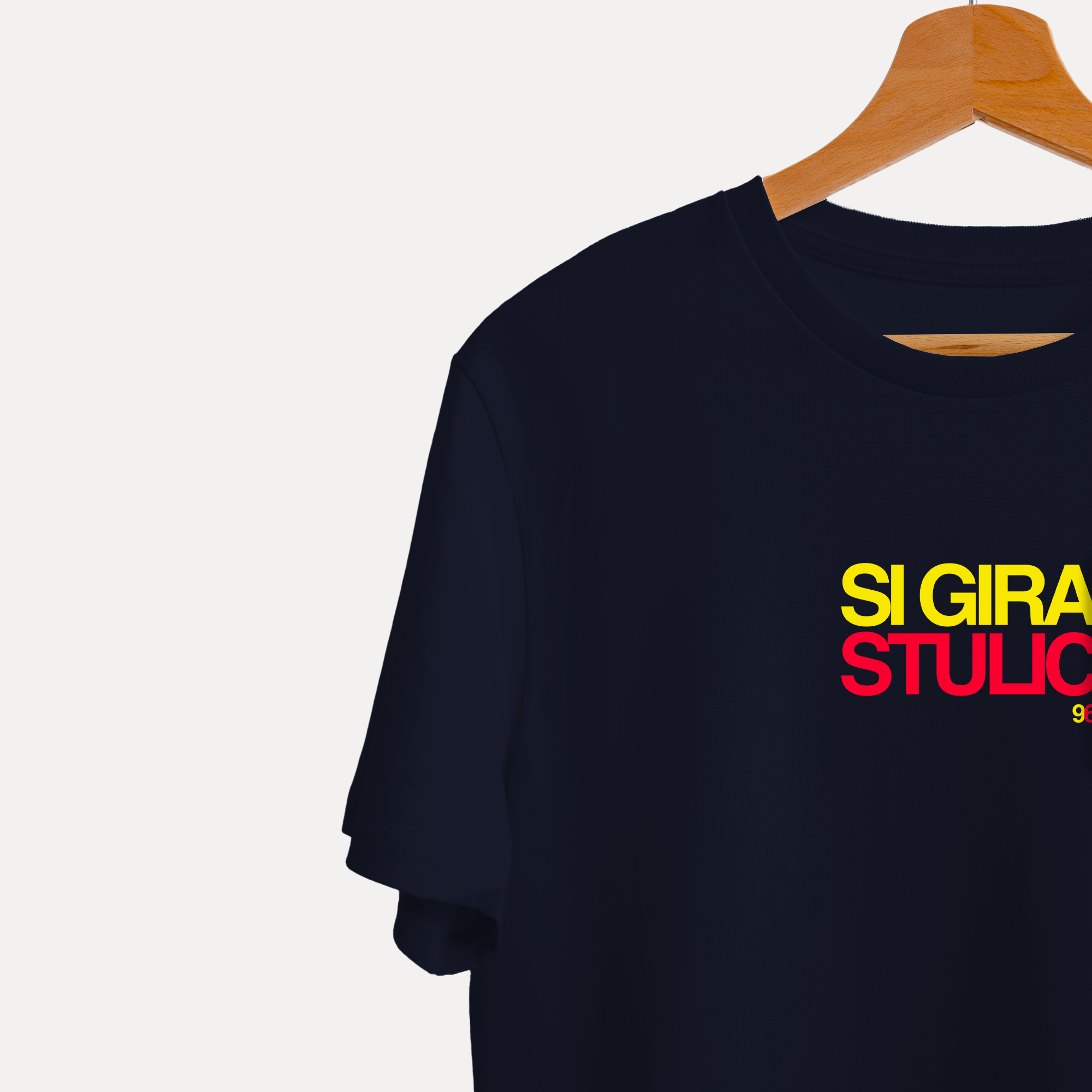 T-shirt Gibi Merch SI GIRA STULIC bianca con stampa frontale, stile casual, tessuto morbido e comodo.