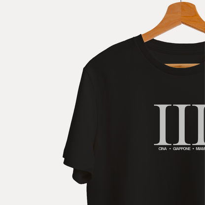 Maglietta Gibi Merch "Per Infilare La Terza" con dettagli visibili, tessuto morbido e design distintivo.