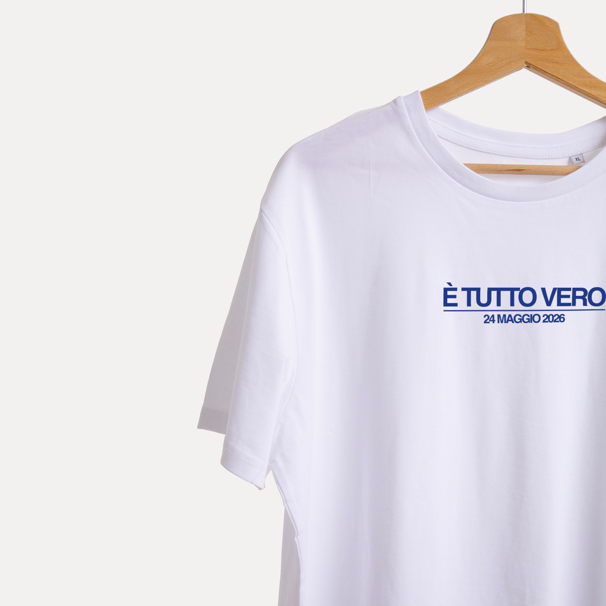 T-shirt Gibi Merch "È TUTTO VERO" con stampa dettagliata, visibile in primo piano su sfondo neutro.