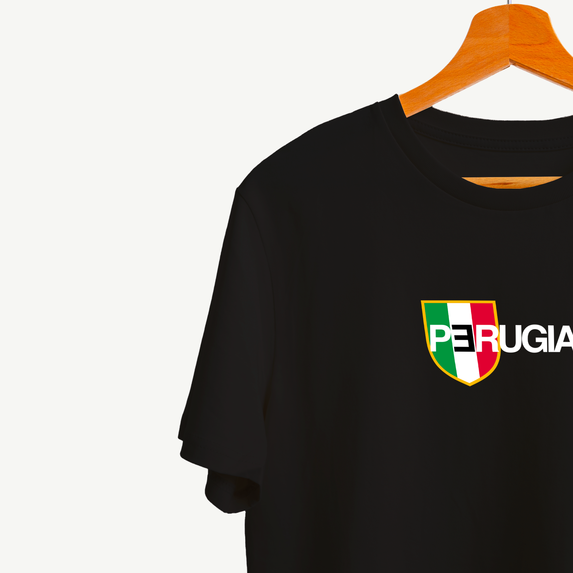 Maglietta P3RUGIA di Gibi Merch con stampa dettagliata del logo e design colorato, visibile nell'immagine.