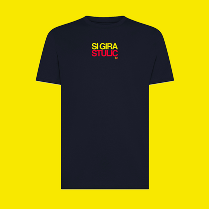 Maglietta Gibi Merch SI GIRA STULIC con stampa frontale, tessuto morbido e comodo, design casual e originale.