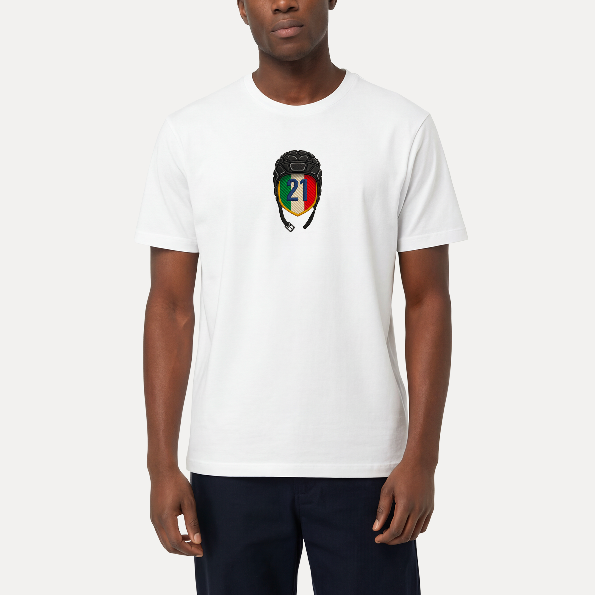 Maglietta Gibi Merch IL N.21 con stampa frontale, tessuto morbido e comodo, vista frontale indossata.