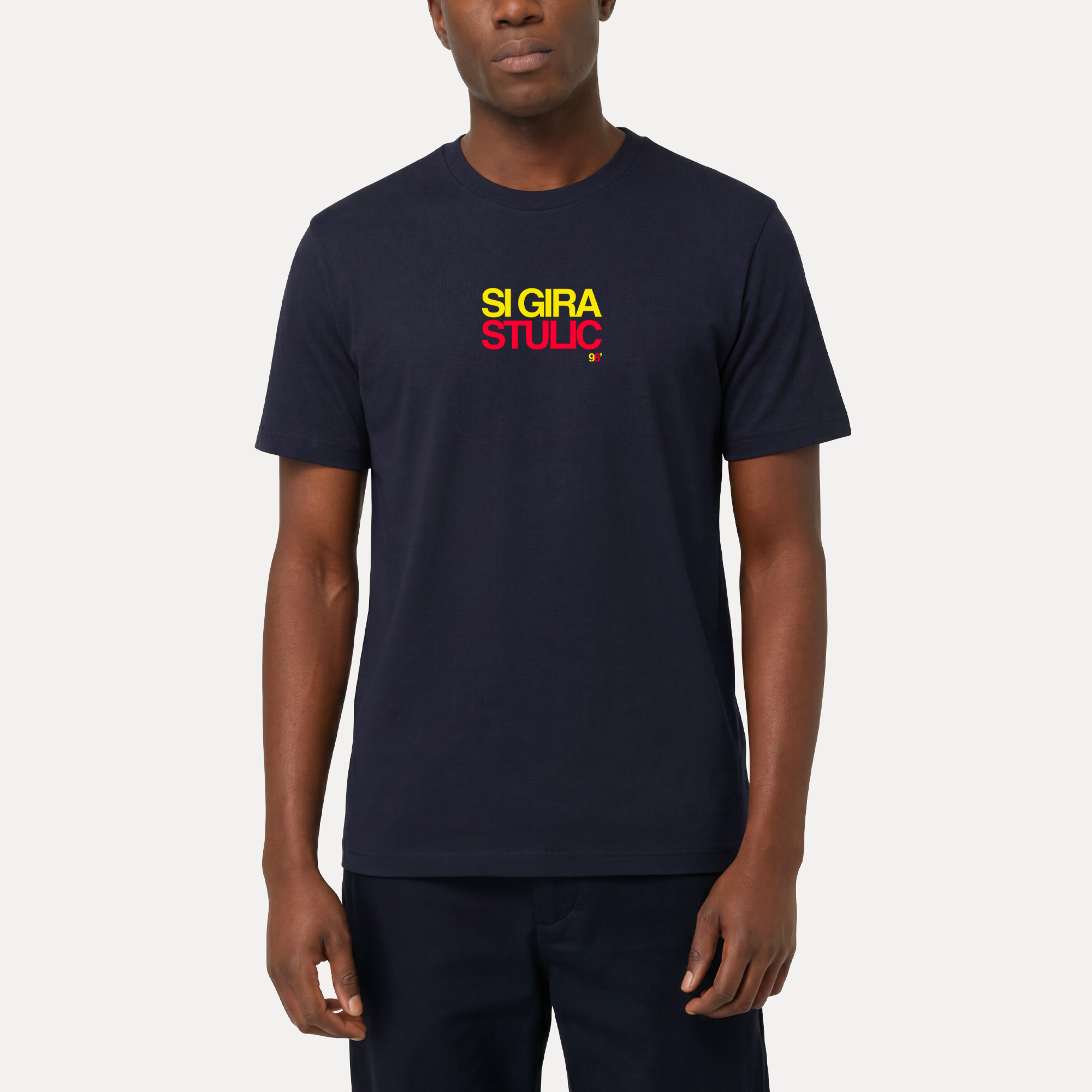 Maglietta Gibi Merch SI GIRA STULIC con stampa frontale, tessuto morbido e comodo, indossata in primo piano.