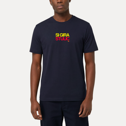 Maglietta Gibi Merch SI GIRA STULIC con stampa frontale, tessuto morbido e comodo, indossata in primo piano.