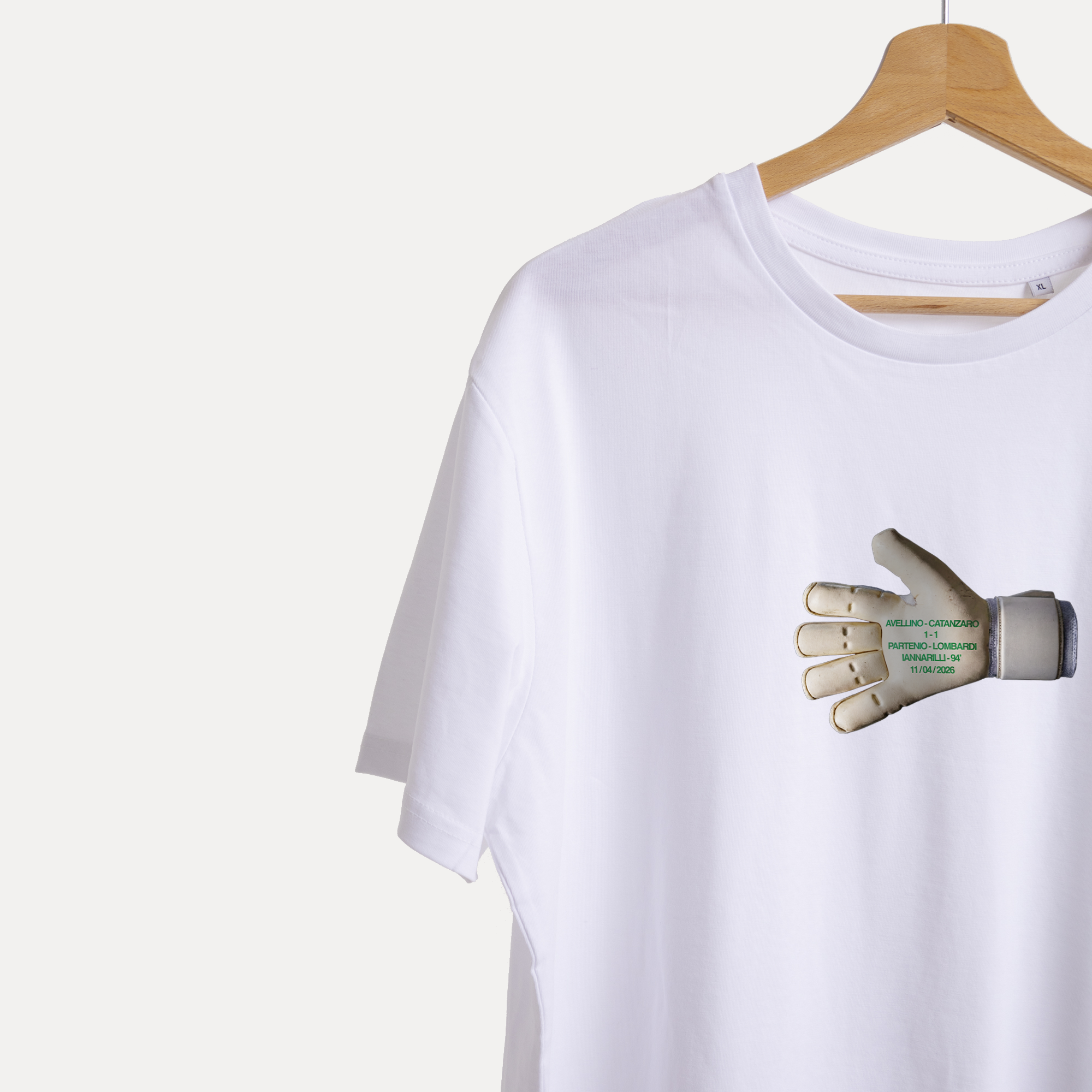 Maglietta NELLA MISCHIA IANNARILLI di Gibi Merch, fronte con stampa colorata, tessuto morbido e comodo.