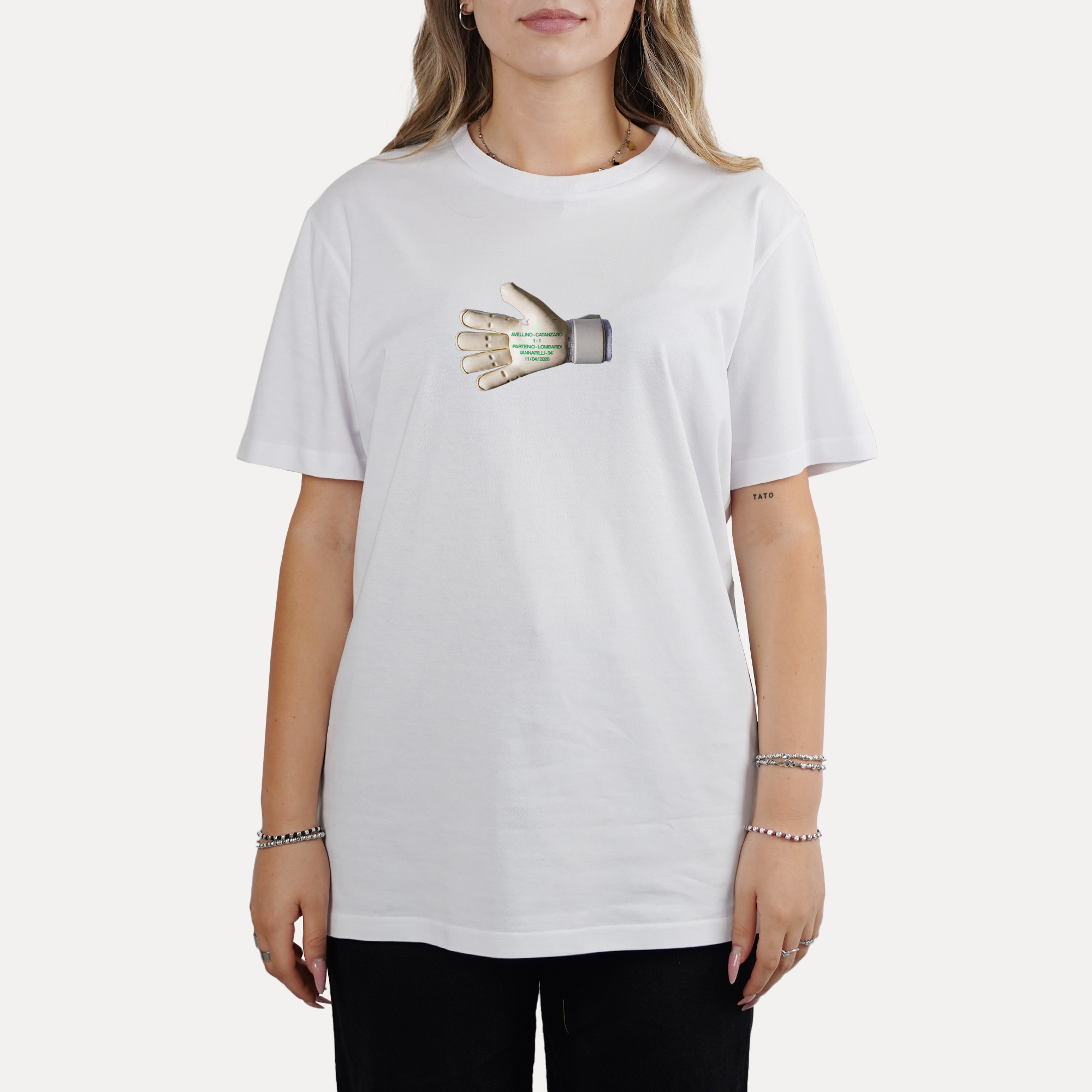 Maglietta Nella Mischia Iannarilli di Gibi Merch, dettaglio della stampa frontale in cotone bianco con logo e grafica colorata