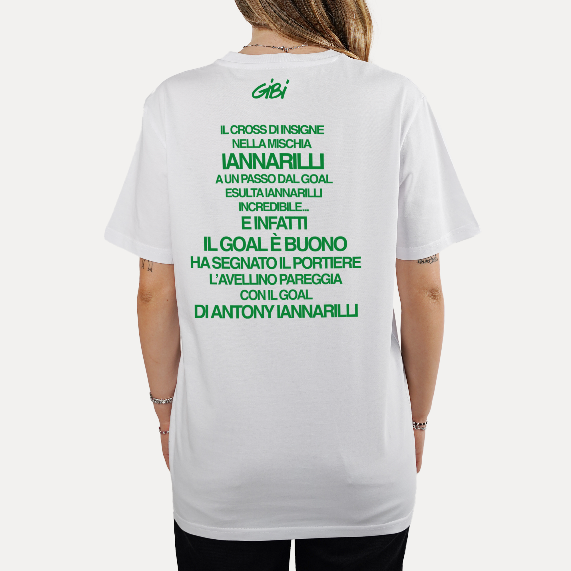 Maglietta NELLA MISCHIA IANNARILLI Gibi Merch, con logo e grafica colorata, indossata da un modello in un ambiente casual.