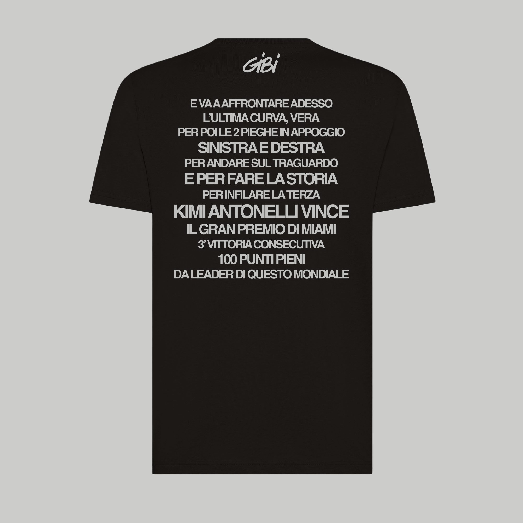 T-shirt Gibi Merch per infilare la terza, dettaglio del design sul davanti, cotone morbido e comodo, colore nero.