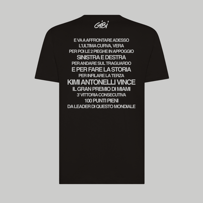 T-shirt Gibi Merch per infilare la terza, dettaglio del design sul davanti, cotone morbido e comodo, colore nero.