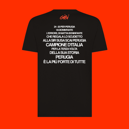 T-shirt Gibi Merch P3RUGIA con design digitale retrò, visualizza il logo e il motivo grafico sulla parte anteriore del capo.