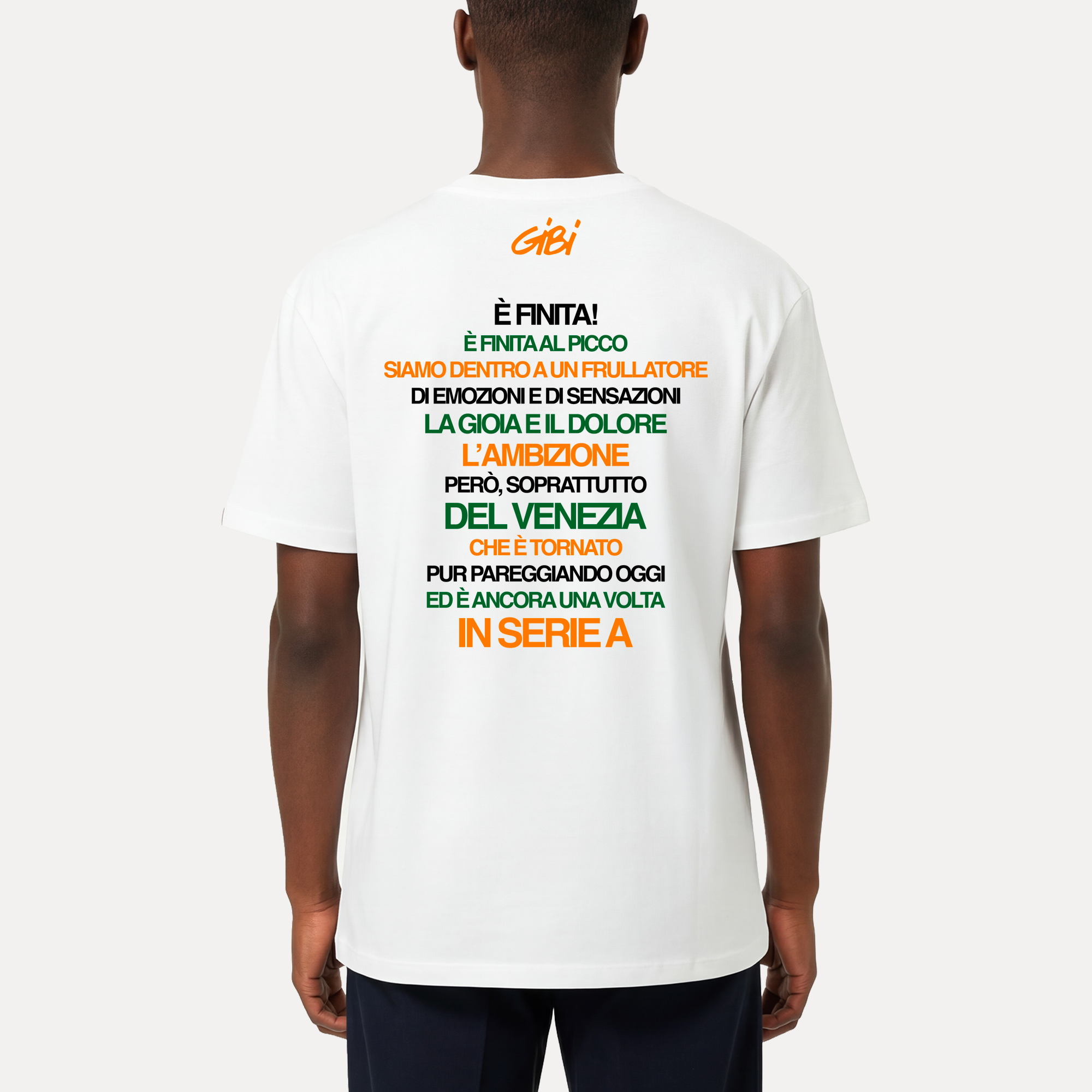 T-shirt VeneziA di Gibi Merch con stampa retrò, indossata, tessuto morbido e design vintage visibile nell'immagine.