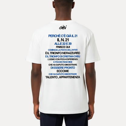Maglietta T-Shirt IL N.21 Gibi Merch in stile rétro con stampa colorata, visibile sulla figura indossata.